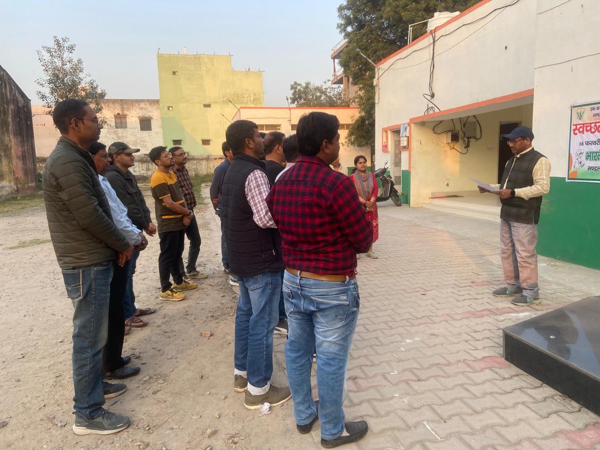 स्वच्छता पखवाड़ा (16-02-2026-28-02-2026) में मण्डल कार्यालय अलीगढ़ के कार्यालय प्रमुख द्वारा सभी अधिकारियों एवं कर्मचारियों को दिनांक 17-02-2026 को स्वच्छता शपथ दिलाई गई |