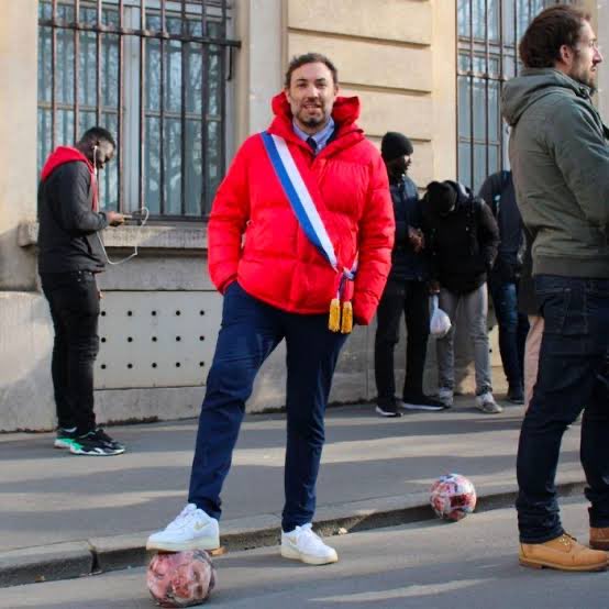 FabienDeparis's tweet photo. @Portes_Thomas Dit @Portes_Thomas le mec qui poste fièrement avec la tête d’un ministre sur un balon de foot 🤡 https://t.co/FtlgpjhFqE