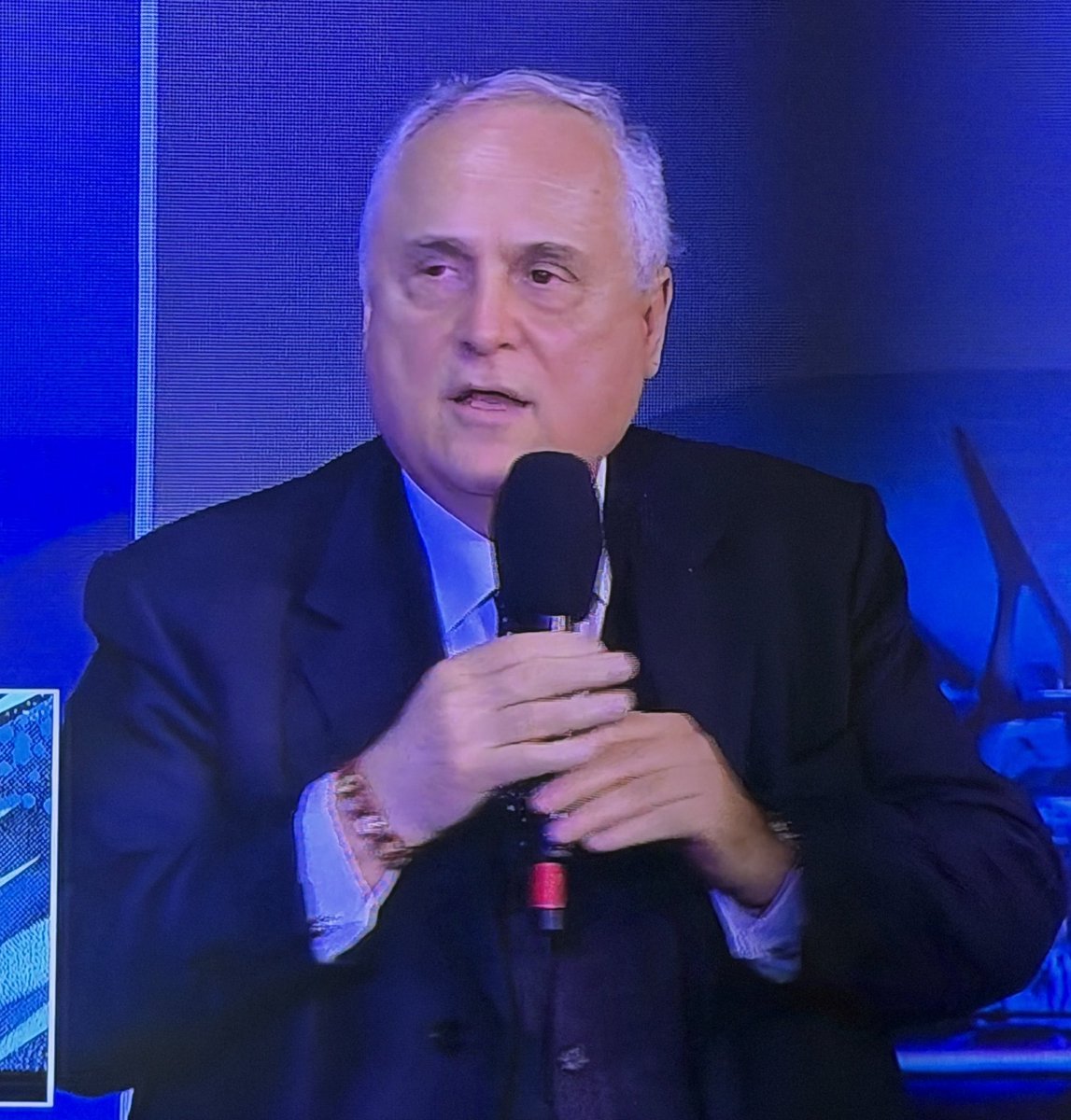 “Lo dico una volta per tutte e che sia chiaro. La Lazio non è in vendita”

Questo è, prima ve ne fate una ragione e prima campate meglio.