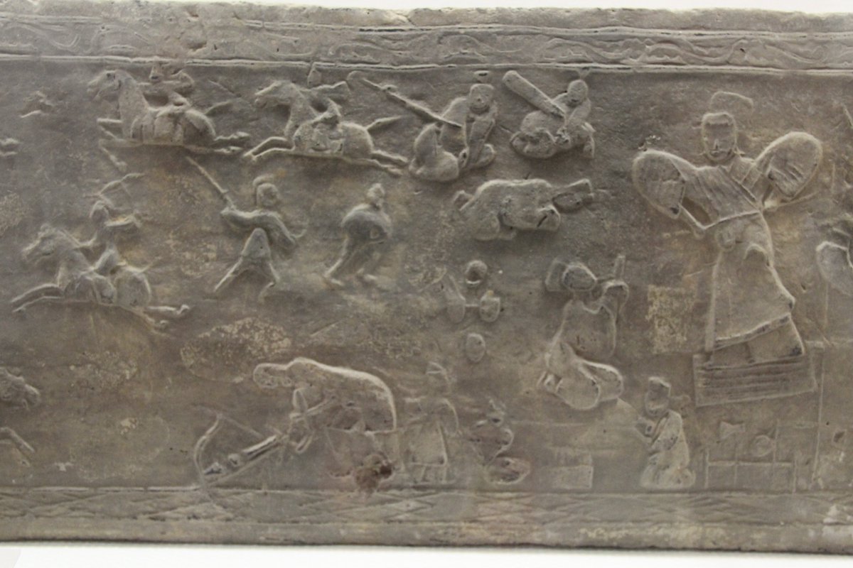 ChinaShowcase's tweet photo. Like the story-filled reliefs of the Parthenon, Han-dynasty tomb bricks told powerful stories. This one depicts the long wars between the Xiongnu and Qin–Han China — a reminder of war’s suffering, and the timeless human hope for peace. ⚔️
#AncientChina #ChineseHistory #Xiongnu https://t.co/M3y5aA4i2U