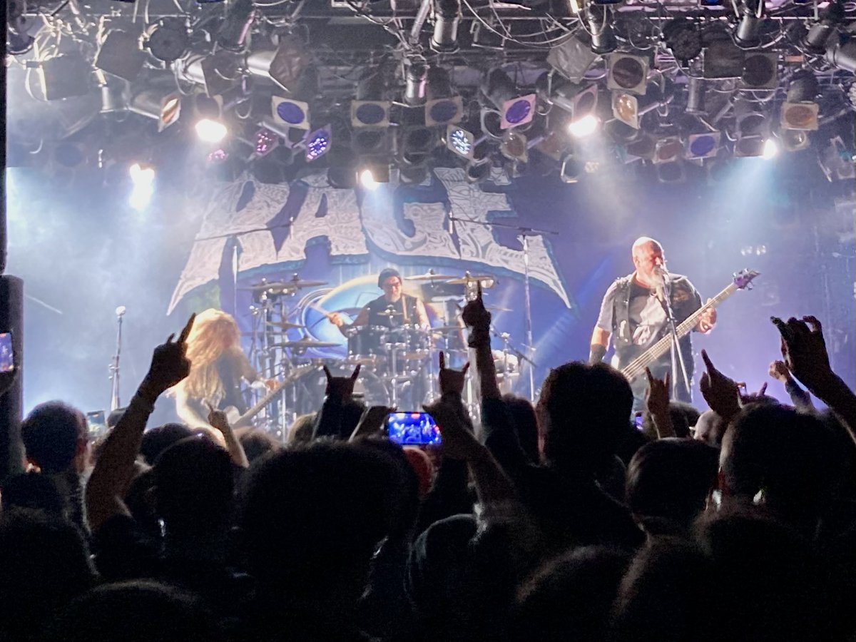 treeisnice's tweet image. 今日は渋谷club quattroでrageを観ました。前回から2年も経ってないので目新しい何かがあるわけではないけれど、「おやじ、いつもの、ひとつ」って感じの安心感よ。ピーヴィーも歌えてたし、よかった。唄心を満喫しました。