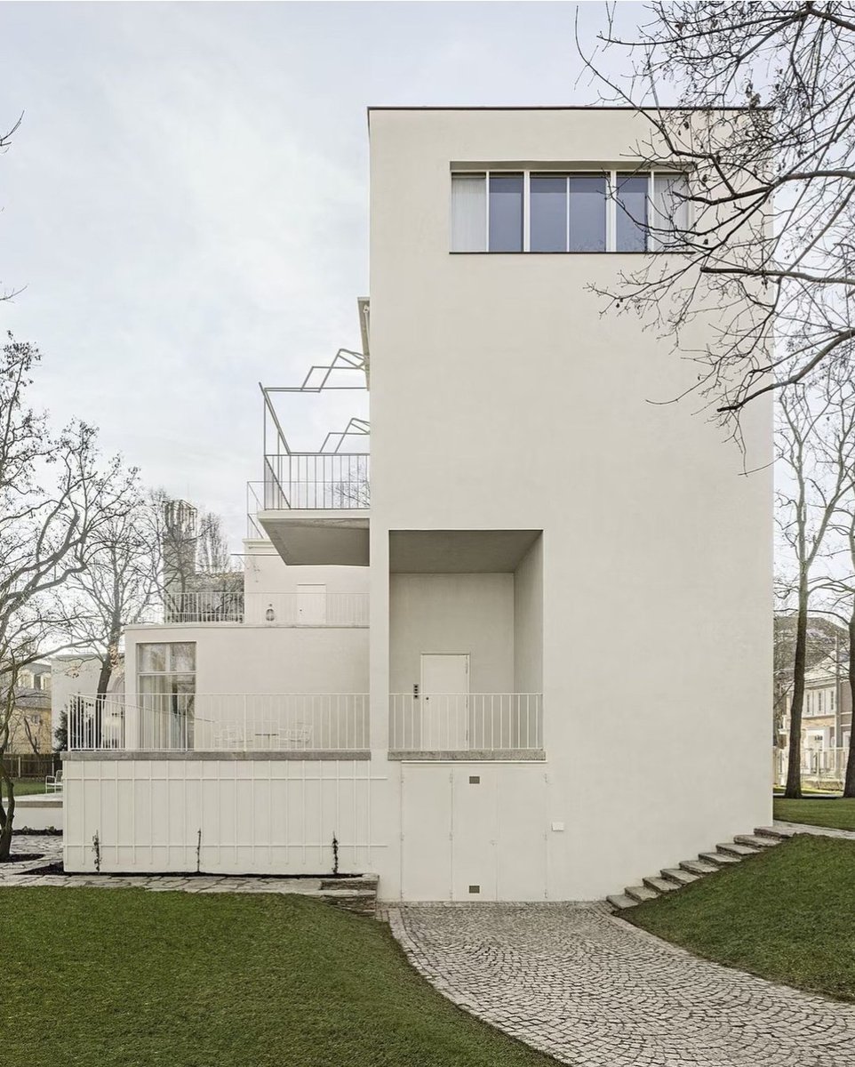 M_B_art's tweet image. Po rozsáhlé rekonstrukci se veřejnosti otevře ikonická vila Beer ve vídeňské čtvrti Hietzing, která prošla několikaletou rekonstrukcí.
Vila je spojená s arch. vídeňské moderny Josefem Frankem. Den otevřených dveří proběhne v neděli 8. 3. 2026, od 11. 3. zběžný provoz. #architect