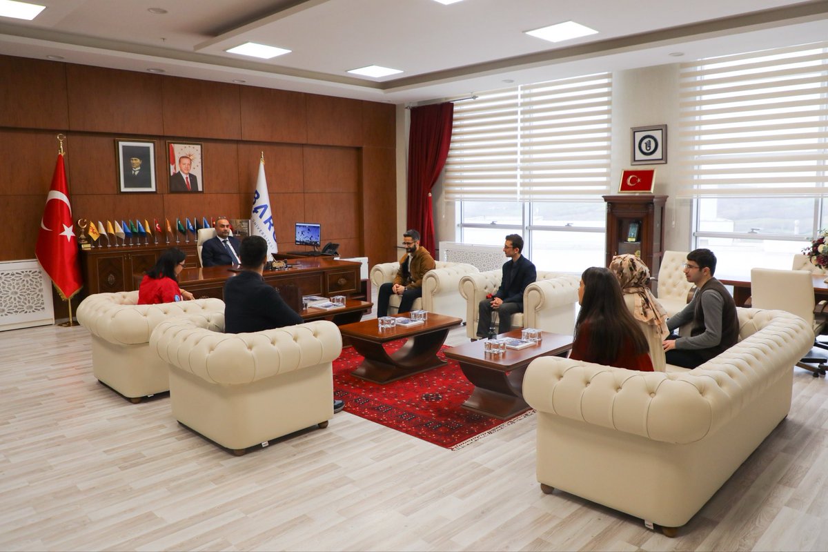 profdraakkaya's tweet photo. T3 Vakfı Bartın Temsilcisi sayın Pelin Bilgin ile TEKNOFEST Koordinatörü sayın Doç. Dr. Ersin Alaybeyoğlu’nu, Üniversitemiz TEKNOFEST Kulübü yönetimi ile birlikte Üniversitemizde ağırlamaktan memnuniyet duydum.

Gerçekleştirilen ziyarette; TEKNOFEST süreçleri, öğrencilerimizin teknoloji ve inovasyon odaklı çalışmaları ile üniversite–gençlik iş birliklerinin geliştirilmesine yönelik verimli bir istişarede bulunduk. Gençlerimizin milli teknoloji hamlesine katkı sunan projeler üretme motivasyonu bizler için ayrıca gurur vericidir.

Nazik ziyaretleri ve gençlerimize ilham veren katkıları dolayısıyla Pelin Bilgin’e, Doç. Dr. Ersin Alaybeyoğlu’na ve TEKNOFEST Kulübü öğrencilerimize teşekkür ederim. Üniversite olarak, teknoloji üreten ve geleceği tasarlayan gençlerimizi desteklemeye kararlılıkla devam edeceğiz. 🚀

#BARÜ
#TEKNOFEST
#MilliTeknolojiHamlesi
#T3Vakfı
#GeleceğiTasarla
