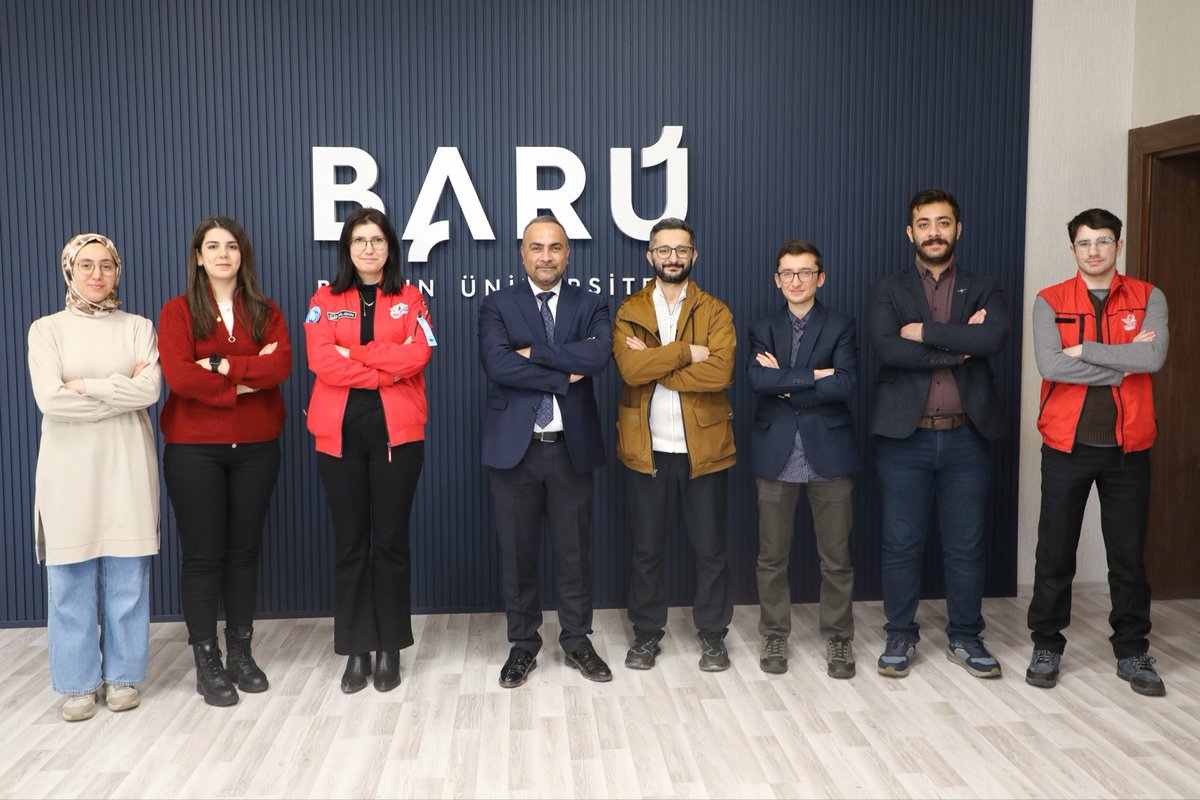 profdraakkaya's tweet photo. T3 Vakfı Bartın Temsilcisi sayın Pelin Bilgin ile TEKNOFEST Koordinatörü sayın Doç. Dr. Ersin Alaybeyoğlu’nu, Üniversitemiz TEKNOFEST Kulübü yönetimi ile birlikte Üniversitemizde ağırlamaktan memnuniyet duydum.

Gerçekleştirilen ziyarette; TEKNOFEST süreçleri, öğrencilerimizin teknoloji ve inovasyon odaklı çalışmaları ile üniversite–gençlik iş birliklerinin geliştirilmesine yönelik verimli bir istişarede bulunduk. Gençlerimizin milli teknoloji hamlesine katkı sunan projeler üretme motivasyonu bizler için ayrıca gurur vericidir.

Nazik ziyaretleri ve gençlerimize ilham veren katkıları dolayısıyla Pelin Bilgin’e, Doç. Dr. Ersin Alaybeyoğlu’na ve TEKNOFEST Kulübü öğrencilerimize teşekkür ederim. Üniversite olarak, teknoloji üreten ve geleceği tasarlayan gençlerimizi desteklemeye kararlılıkla devam edeceğiz. 🚀

#BARÜ
#TEKNOFEST
#MilliTeknolojiHamlesi
#T3Vakfı
#GeleceğiTasarla