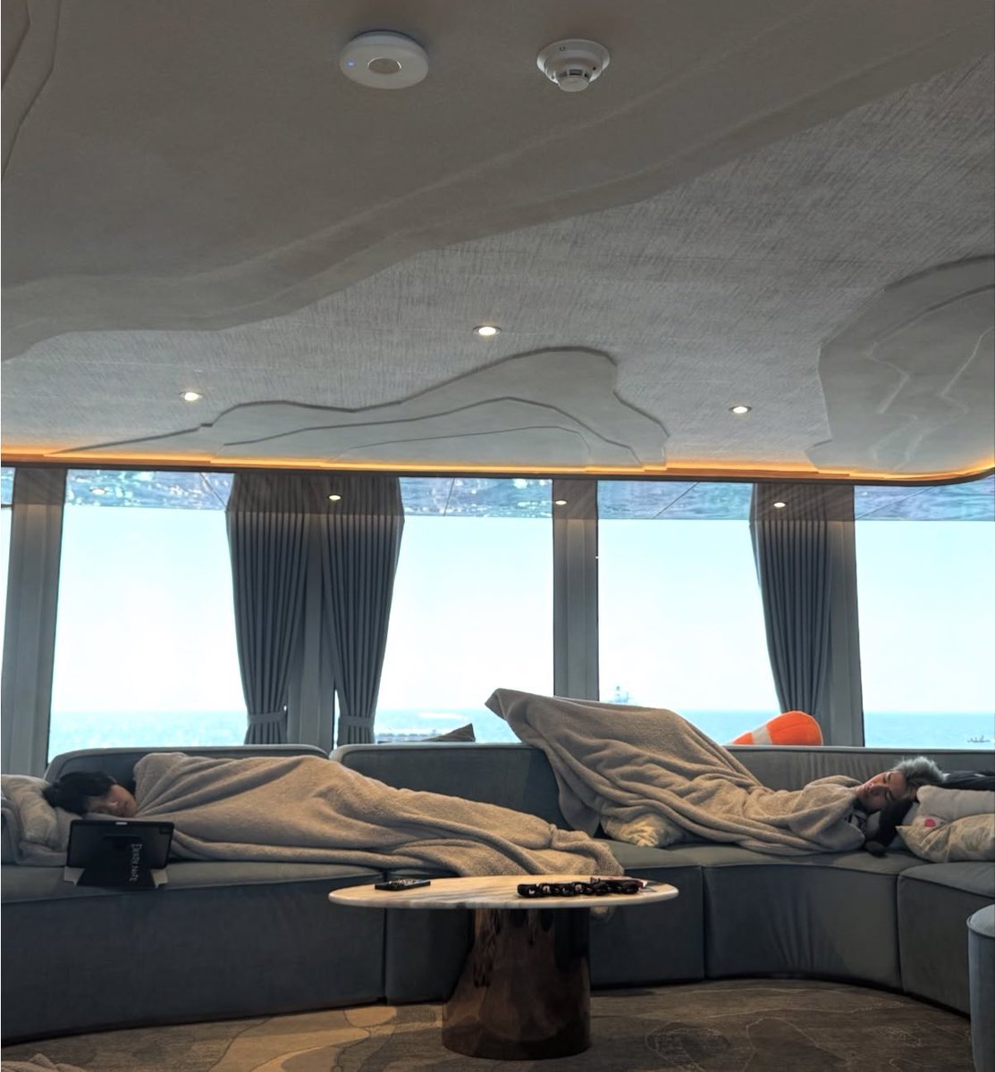 °˖➴ Giveaway for 1942 lovers 
        แจก 2 เซต (ไม่มีค่าส่ง) ✧˚.🎀༘⋆

1 set included 

♡ card holder 1 ea
♡ glitter acrylic keyring 1 ea
♡ photocard 2 ea
♡ sticker A7 1 ea
♡ sticker die-cut 4 ea

˚ʚ🍓ɞ˚กติกา รีทวิต สุ่มวันที่ 19 เวลา 19.42น.