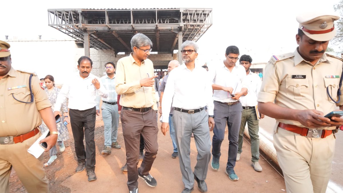 SCRailwayIndia's tweet image. 🚉✨ Safety &amp;amp; Progress at Vikarabad Amrit Station.   Shri Sanjay Kumar Srivastava, GM/SCR conducted a Safety Inspection at #Vikarabad #AmritStation, today. He reviewed the progress of the ongoing station redevelopment works along with Dr.R.Gopalakrishnan, @drmsecunderabad and