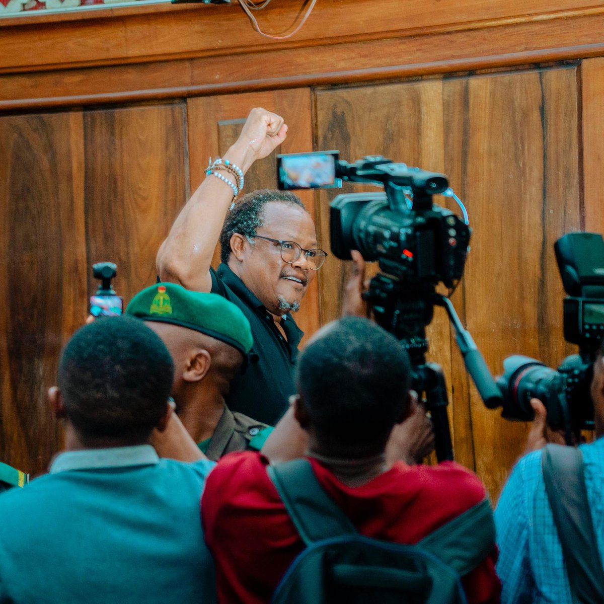 WakiliTv's tweet photo. #HabariPicha
Rais mstaafu wa TLS na Mwenyekiti wa CHADEMA, Tundu Lissu mapema leo tarehe 17 Machi 2026 akiingia mahakamani kuendelea na kesi yake ya uhaini inayomkabili. https://t.co/G1gema7gED
