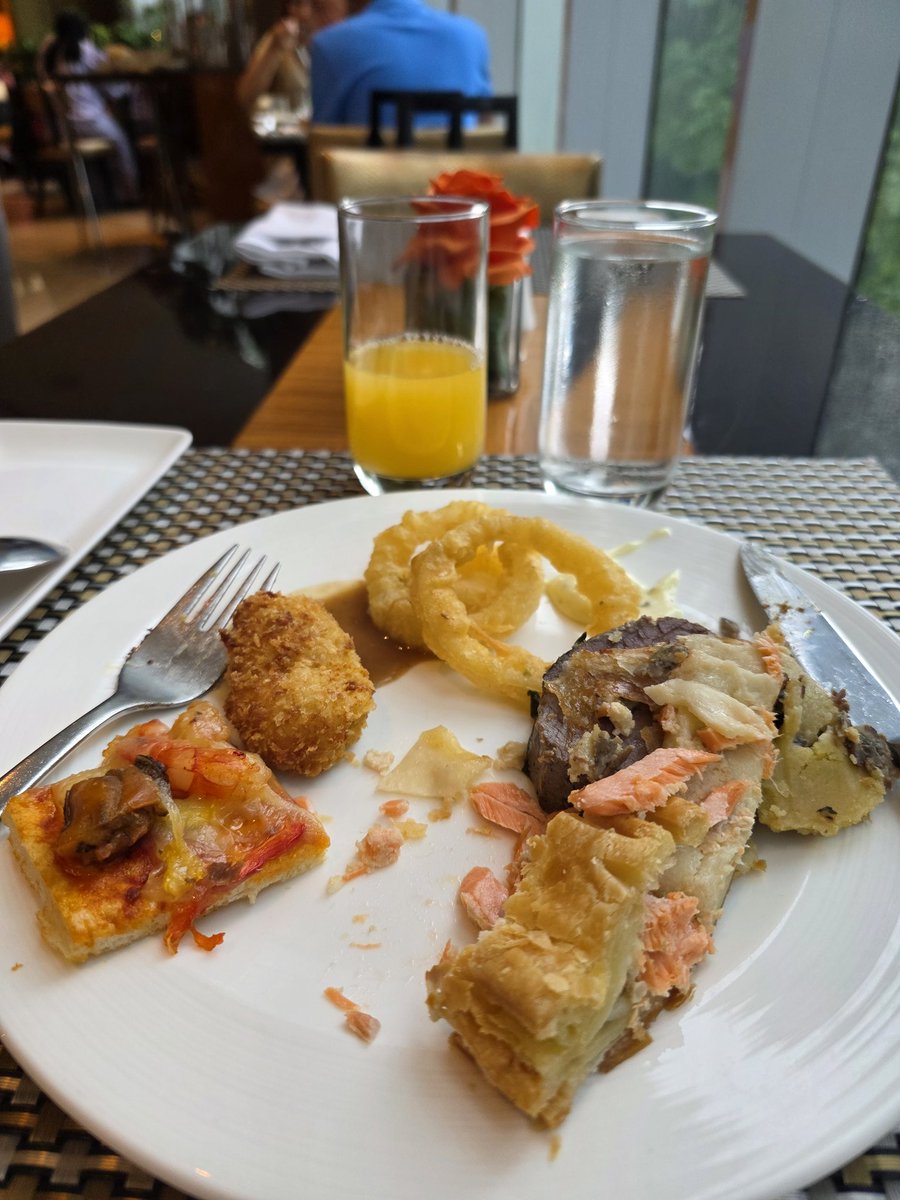 apisindica's tweet photo. Mau sedih, tapi lunchnya di Mulia Senayan #disantet https://t.co/G5t861OKq3