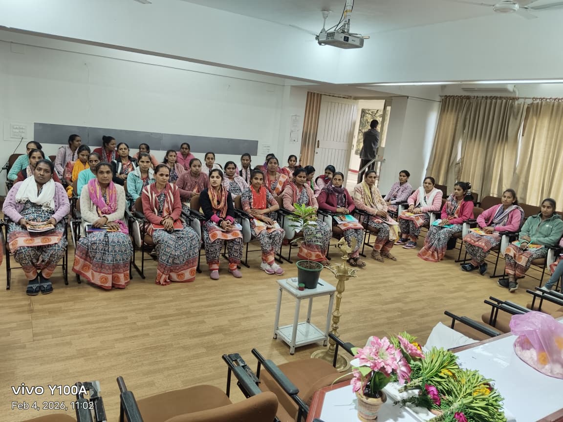 icdsjhalod1's tweet photo. માનનીય જિલ્લા પ્રોગ્રામ ઓફિસર શ્રીની હાજરીમાં ઝાલોદ ઘટક ૧,૨,૩ ના કાર્યકર બેનોને જોબ તાલીમ આપવાની શરૂઆત કરવામાં આવી. 
@DahodPo
@DahodDdo 
@CollectorDahod
@WCDGujarat 
@MinistryWCD 
@manisha_vakil
@CMOGujarat https://t.co/ikTC1xpEEW