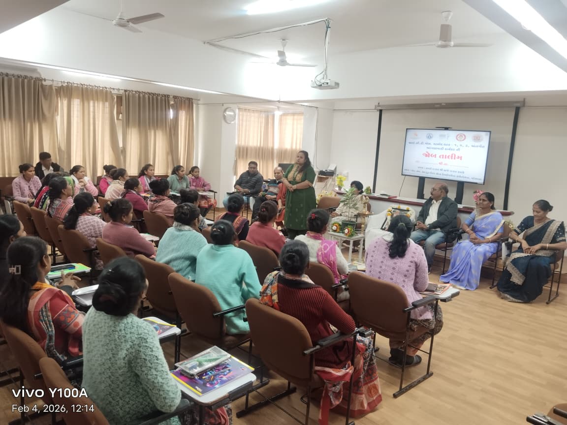 icdsjhalod1's tweet photo. માનનીય જિલ્લા પ્રોગ્રામ ઓફિસર શ્રીની હાજરીમાં ઝાલોદ ઘટક ૧,૨,૩ ના કાર્યકર બેનોને જોબ તાલીમ આપવાની શરૂઆત કરવામાં આવી. 
@DahodPo
@DahodDdo 
@CollectorDahod
@WCDGujarat 
@MinistryWCD 
@manisha_vakil
@CMOGujarat https://t.co/ikTC1xpEEW