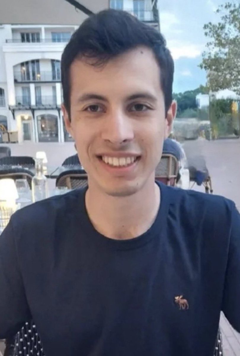 Das ist der "Rechtsextremist" den die linke, deutsche Presse dämonisiert und dessen Tod sie so darstellt, als wäre er "in einem Raufhandel ums Leben gekommen".

Quentin war Mathematikstudent, half in seiner Freizeit Obdachlosen, pilgerte nach Chartres.

Antifaschisten traten ihm