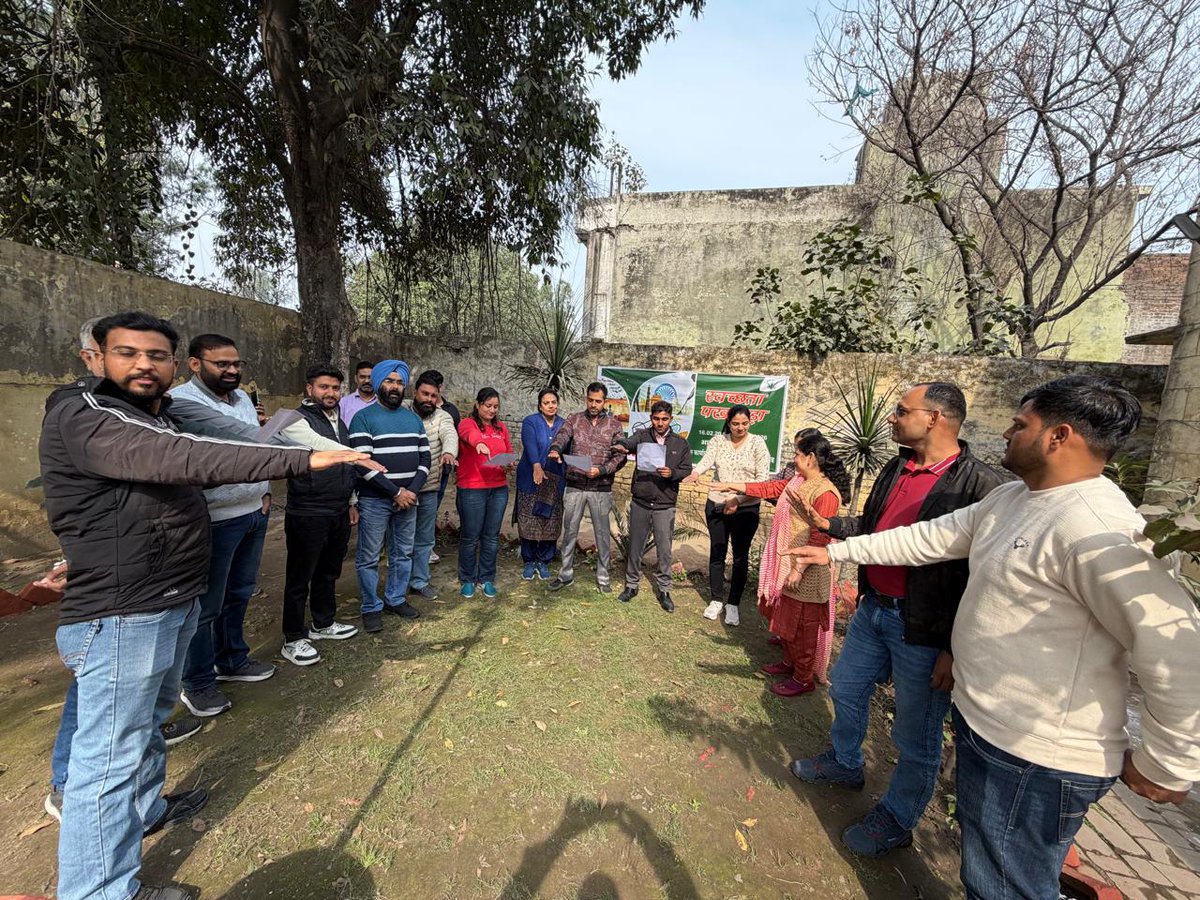 भारतीय खाद्य निगम, मंडल कार्यालय, कपूरथला में आयोजित स्वच्छता पखवाड़ा के अंतर्गत 17.02.2026 को अधिकारियों एवं कर्मचारियों द्वारा स्वच्छता शपथ ग्रहण की गई।
सभी ने स्वच्छता बनाए रखने, स्वच्छ व्यवहार अपनाने तथा अपने कार्यस्थल एवं आसपास के क्षेत्र को स्वच्छ रखने का संकल्प लिया।