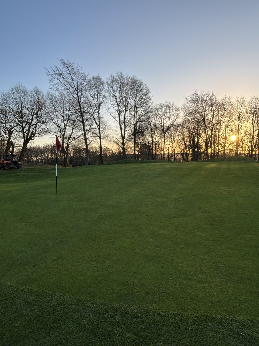 ToddNeville77's tweet photo. Little visitor this morning on course set up,🦊

The sun is out and it’s not raining! Enjoy it while it lasts, 

@Moorparkgolf 

#greenkeeping #golf #fox https://t.co/IdKOExFuIi
