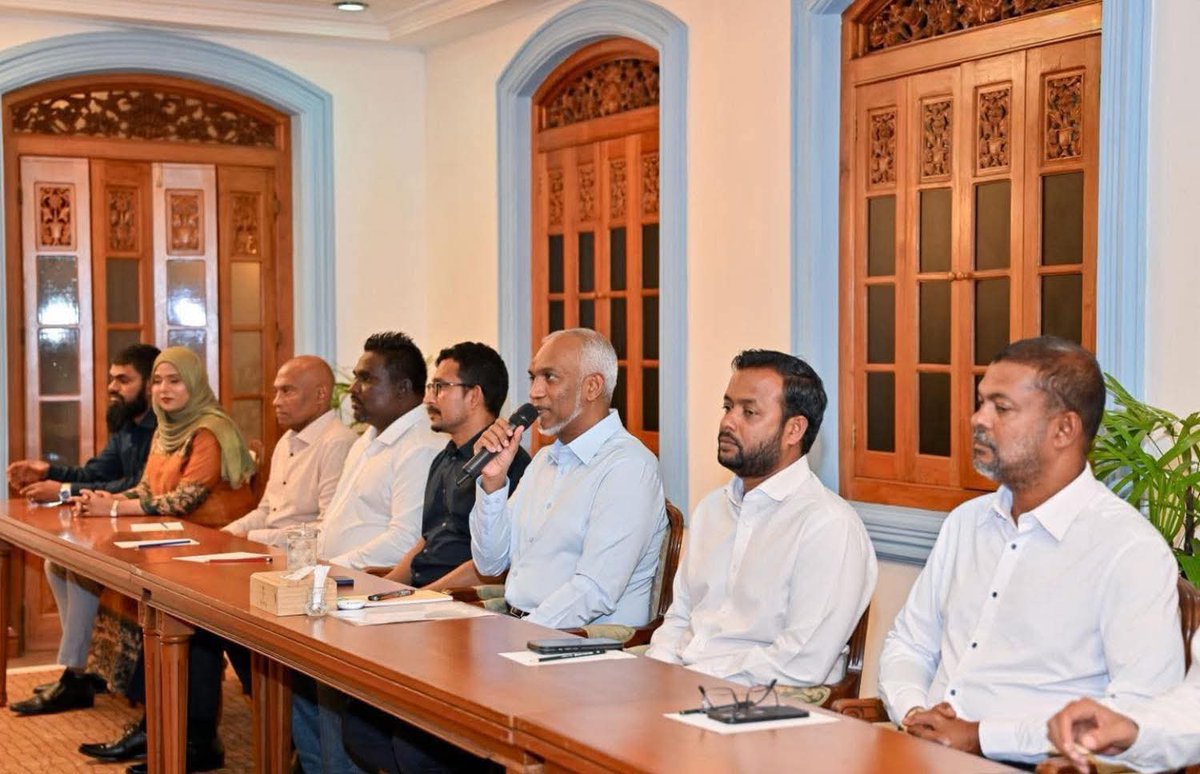 ރައްޔިތުން 5 އަހަރުގެ ދައުރަކަށް އިންތިޚާބުކުރި ކައުންސިލްތަކުގެ ދައުރުން 1 އަހަރު ކައުންސިލްތަކަަށް އަލަށް އެއްވެސް ޕްރޮޖެކްޓެއް ނުފެށޭގޮތަށް ހަދާ، މުވައްޒަފުން ނުނެގޭ ގޮތަށް ހެދީ ކޮރަޕްޝަން ހުއްޓުވުމަށްކަމަަށްބުނެ.
ހަމަ އެމީހުން، ކައުންސިލް އިންތިޚާބަށް ކުރިމަތިލީ PNC ގެ