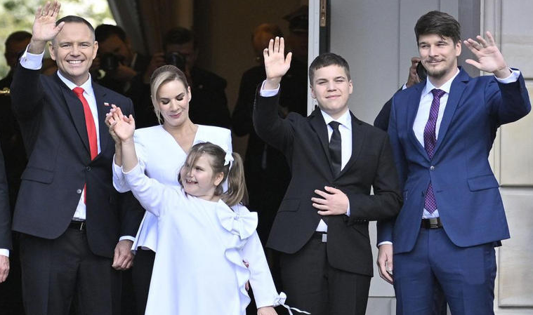 Dzień dobry Prawi.
Wspaniała Pierwsza Rodzina w Polsce.
Polacy są dumni ze swojego wyboru. Zgadzasz się? Zostaw lajka i podaj dalej