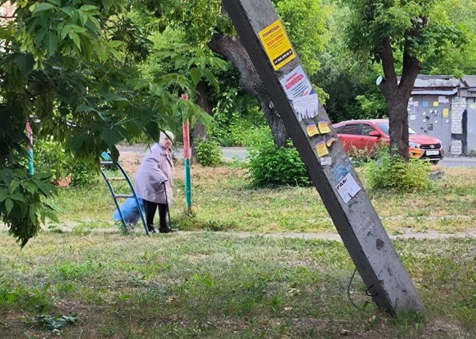 А вот ещё была бабка с тележкой. Июнь, ранее утро, примерно 03:50. Я подумал, "Оло, четыре утра, магазины не работают, автобусы ещё не ходят, бабуля ты кудая?"
На что бабка подумала в ответ, "Ну ладно я дура старая, а этот-то куда идёт?""