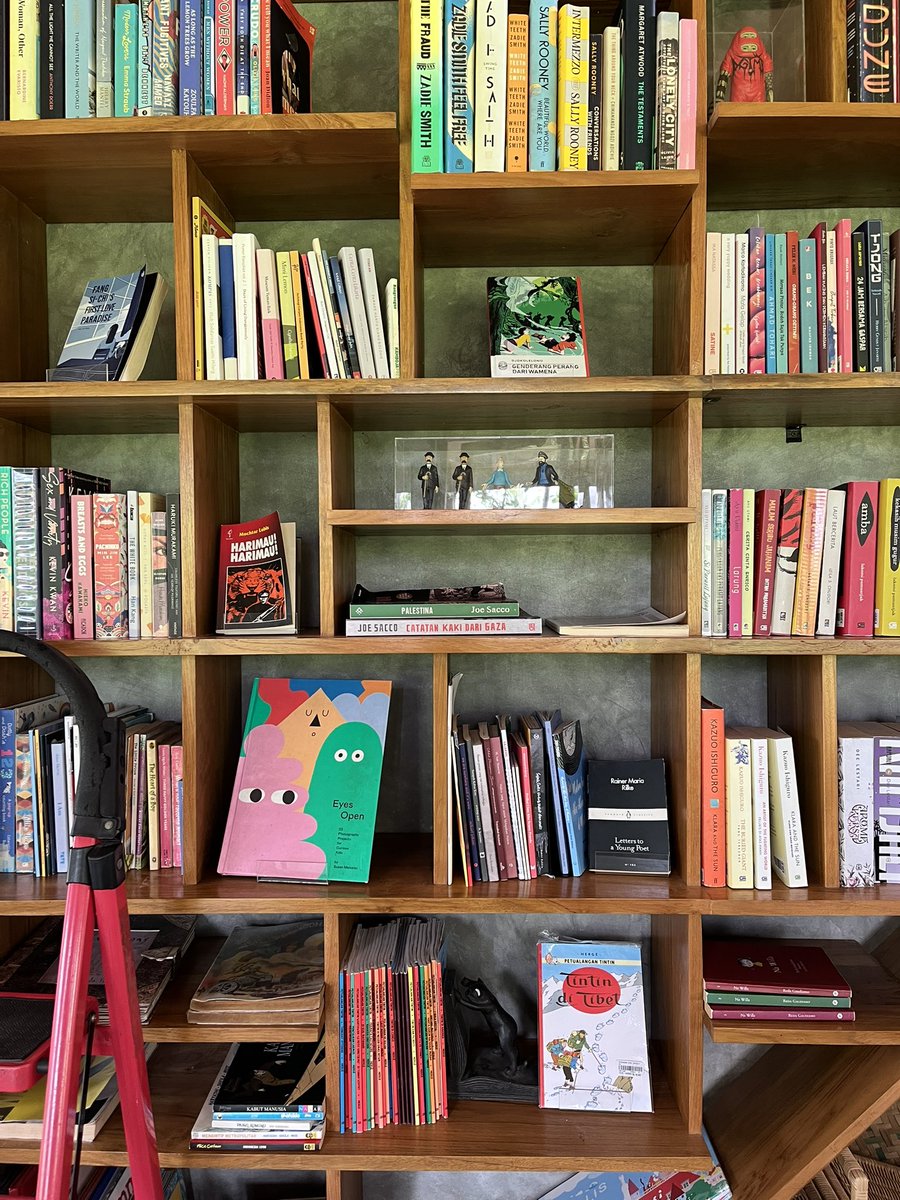 Dikasihtau mutual IG (mutual Twitter juga tadinya tp udah deact), baru tau di Magelang ada perpus+kafe adem begini.