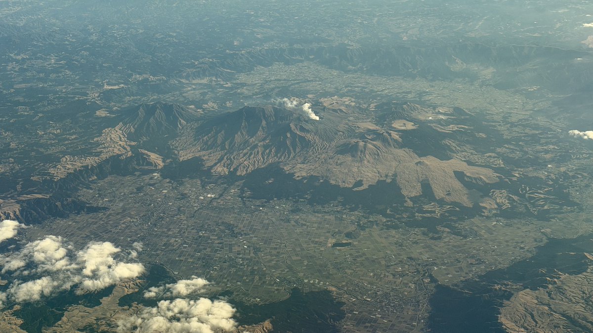 7082SAKAI's tweet photo. 上海→羽田便で見えたのは阿蘇山か? https://t.co/6Lds9j4o8T