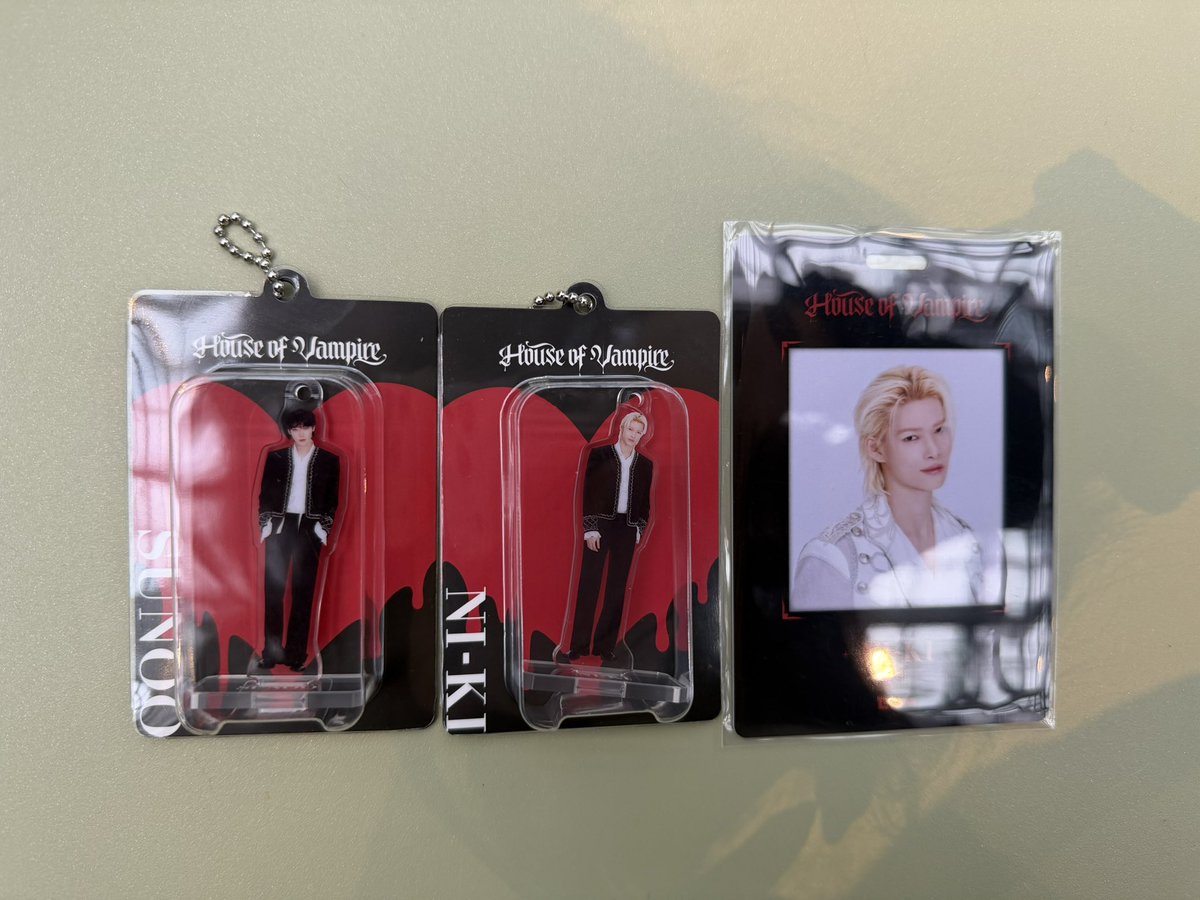 mmx_th's tweet photo. ENHYPEN house of vampire 交換
アクリルキーリング　パス

譲）　キーリング:ニキ、ソヌ
　　　パス:ニキ

求）　同種ヒスン

現在会場付近にいます。
郵送での交換も可能です。

検索からでもお気軽にお声掛けください🙇‍♀️ https://t.co/wEg1VkO4YR