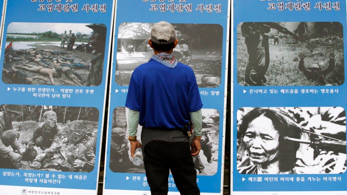 PutraFirdhan's tweet photo. @Areallequal 1. 한국군의 베트남인 학살 사건: 퐁니와 퐁낫 (1968년 2월 12일)
사건: 한국 해병대 청룡여단 소속 병사들이 저격수의 공격을 받은 후 꽝남성 퐁니와 퐁낫 마을에 진입했다.
사상자: 이 공격으로 약 70명의 비무장 민간인(대부분 여성, 어린이, 노인)이 사망했다. https://t.co/ErLcBghKdB