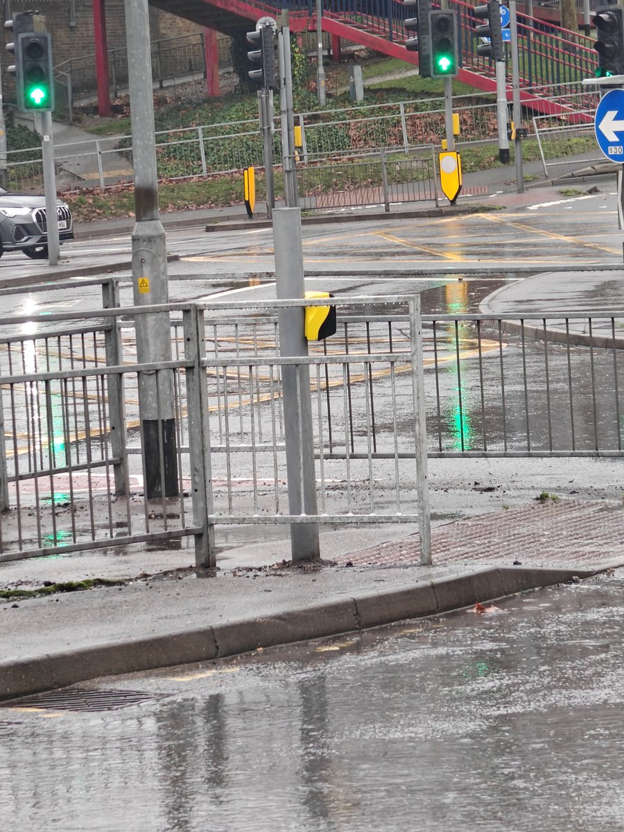 ColCivicSociety's tweet photo. 1/2
#SeenReportedSorted

It's good to see that this somewhat bent guardrail at the North Station Roundabout has been sorted after we reported it to the team at #EssexHighways.

There are still other bent barriers there that haven't been sorted yet but this was the worst. https://t.co/c7mqoTaLNm