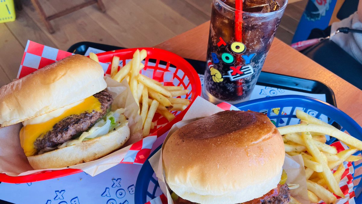 friendhomelaffy's tweet photo. レトロでポップなワクワクスポット✨
幸手市の「TOY BOX CAFE」!
ジュ~シ~なハンバーガーはボリューム満点🍔
見た目も可愛くて、気分まで上がっちゃう♪
▽お店ココ
https://t.co/UXHPpncQ8W
#このまちが好き幸手市 #フレンドメンバーズ #TOYBOXCAFE https://t.co/OeWEQi3UMv