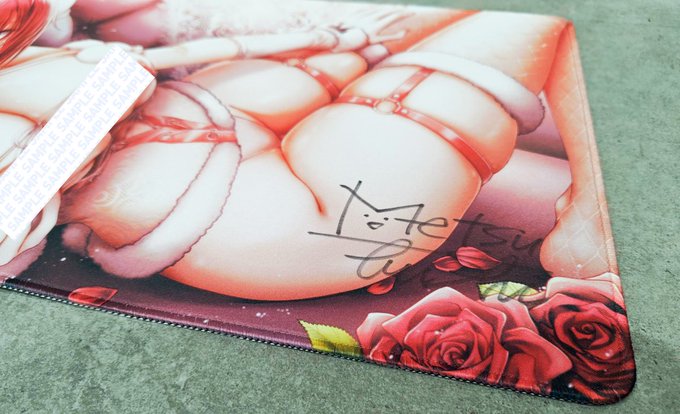 【🫶サインありがとうございます🫶】

『COMIC E×E64』の読者プレゼントで登場したプレイマットにメツブシ先生からサインをいただきました🥳🖋️
さらになんと‼️処女単行本『デコ×デコ』にも、サインをいただきました💖

サイン入り単行本は今後のE×E読者プレゼントにて登場予定🙌
乞うご期待ですっ🐰💕 