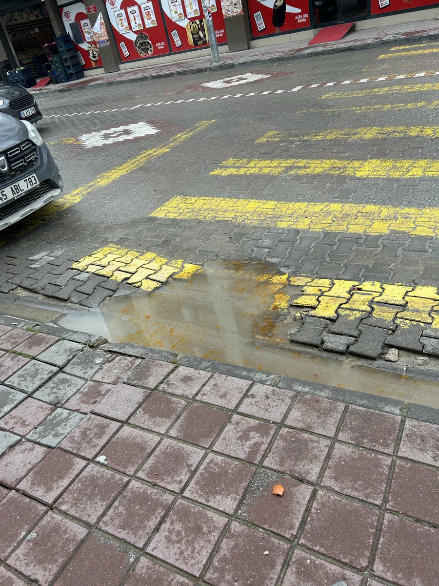 tanertem1's tweet photo. @Maski_Manisa Muradiye pazar yeri karşısı. Aynı yer yine tıkandı https://t.co/onbjFUXBHS