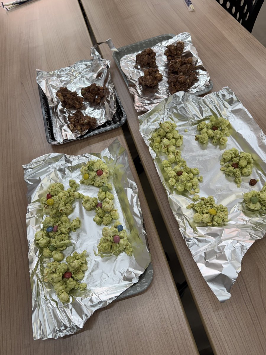 knocks_gifu's tweet photo. マシュマロポップコーンチョコと
 餃子の皮のキッシュを作りました✨✨
甘い×しょっぱいで幸せ時間💕
簡単なのに満足感◎

＃就労移行　＃ノックス岐阜　＃バレンタインデー https://t.co/fst7rU4LV8