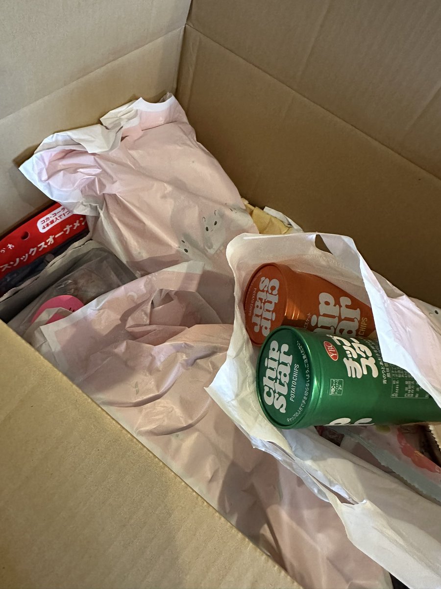 JOY_Hakodate's tweet photo. \\ ありがとうございます😭 //
皆様から届いてる段ボールを開封🙌✨
お菓子や、非常食、文房具やガチャガチャなど届いてます☺️
本当にありがとうございます!!!!
こちら、しっかりと必要な方々へお届けさせて頂きます🙇♀️
#JOYJUMP https://t.co/rfSy0xmfpd
