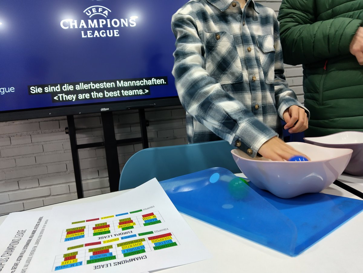 Durante el recreo de ayer se realizaron los sorteos de la primera ronda eliminatoria de Champions y Europa League de nuestro tradicional torneo de fútbol-chapas.
¡Mucha suerte a todos!