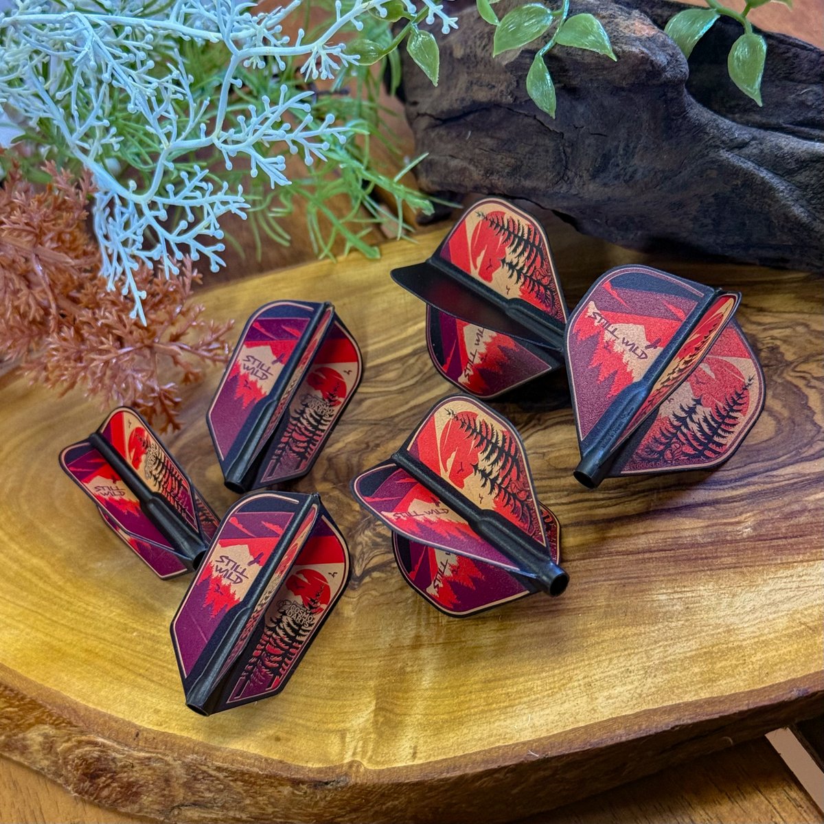 CosmoDarts's tweet photo. ⛰️2月新商品紹介⛰️
Cali West 3 |Player Signature Flight
@caliwestdarts
森を抜ける風のように、自由に、そして鋭く。
“STILL WILD” のメッセージを込めた、力強くも美しいデザイン。
#CosmoDarts #Fitflight #darts #CaliWest #カリ・ウエスト https://t.co/4X6HdsXgLD