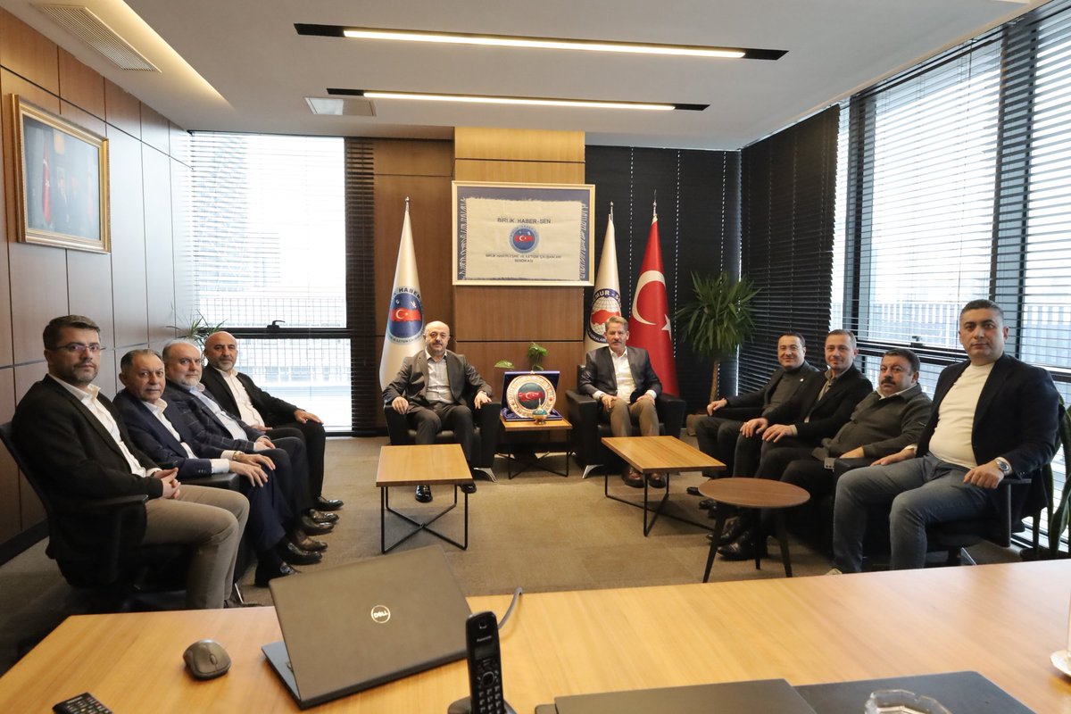 Genel Sekreterimiz ve Genel Başkan Yardımcılarımız, Birlik Haber-Sen 8. Olağan Genel Kurulunda Genel Başkanlığa yeniden seçilen Ömer Budak ve yönetim kurulu üyelerine hayırlı olsun ziyaretinde bulundu.

<a href="/BirlikHaberSen/">Birlik Haber-Sen</a> | <a href="/_omerbudak_/">Ömer Budak</a>