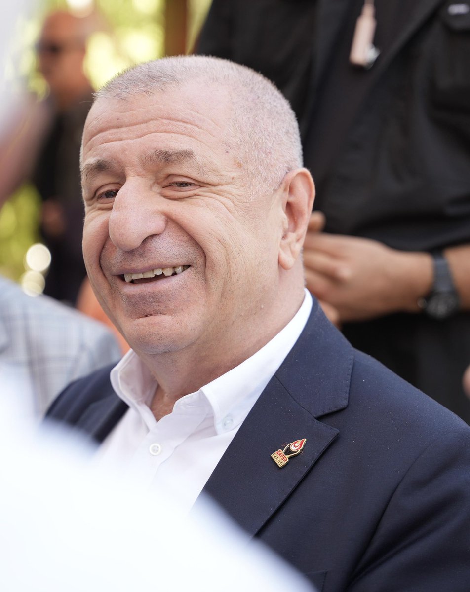 26 yaşında bir genç olarak şunu rahatlıkla söyleyebilirim ki, Ümit Özdağ olmasaydı siyaseti asla takip etmezdim