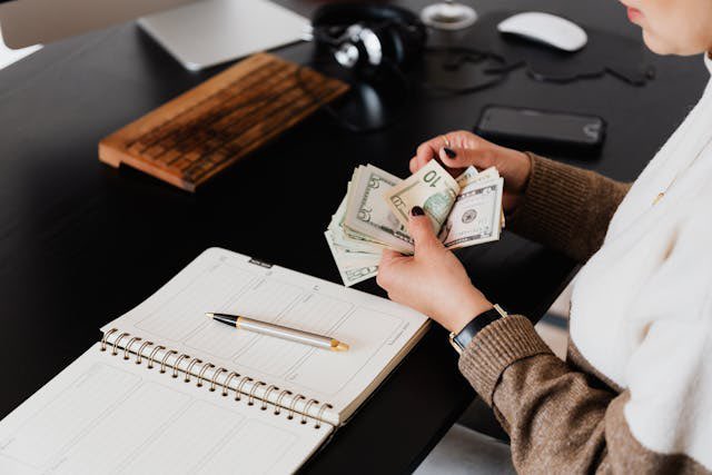 SalemValue's tweet photo. يا شباب الشركات: أكبر قاتل صامت مو نقص المبيعات.. نقص السيولة!  
حماية الـ Cash Flow مو رفاهية، هي البقاء نفسه.  
أول ٣ خطوات سريعة:  
١. لا تعطي آجال دفع أطول من آجالك مع الموردين  
٢. اجمع الذمم بسرعة.. وتابع العملاء المتأخرين يوميًا مو شهريًا  
٣. لا تشتري مخزون زيادة "عشان يمكن نبيعه"  
إيش أكبر خطأ سويته في السيولة قبل كذا؟ قصصكم تهمني 🔥  

#CashFlow #السيولة_النقدية #إدارة_المال #ريادة_أعمال #السعودية_الأعمال