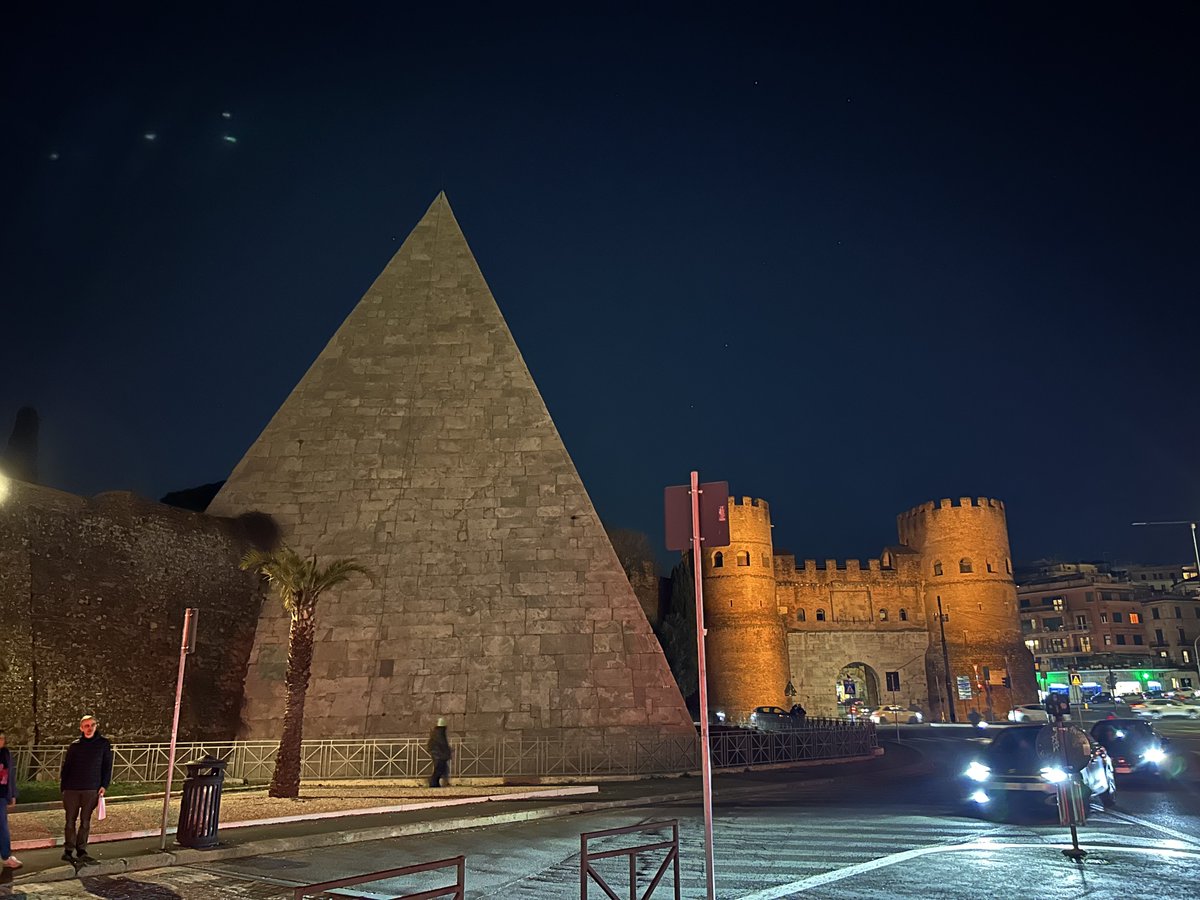 timelessflo's tweet image. Roma 🌛