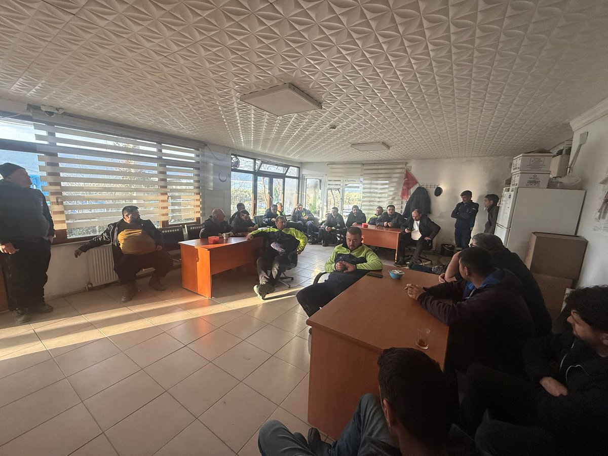 hizmetisbursa2's tweet photo. 📍 BUSKİ İznik 

Şube Başkan Yardımcılarımız Ali TETİK, Semih ÖZDEMİR, Mesut ÖZER ve İşyeri Temsilcimiz ile birlikte; BUSKİ İznik Şantiyesi’nde görev yapan değerli işçi ve emekçi arkadaşlarımızı ziyaret ederek görüş alışverişinde bulunduk.

Emekleri ve katkıları için tüm çalışan emekçi arkadaşlarımıza teşekkür eder, kazası belasız, sağlıklı ve huzurlu çalışmalar dileriz.