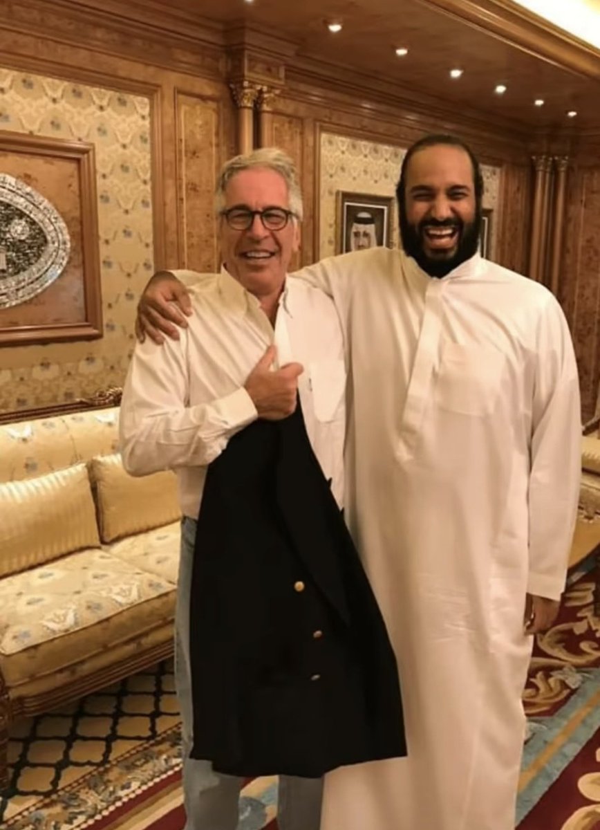 iammohsinansari's tweet photo. @AbhishBanerj Epstein file

रियाद में रिट्ज़-कार्लटन सुइट के बाथरूम की ये तस्वीर है जहाँ जेफ़री एपस्टीन कमरा नंबर 827 में रुका हुआ था।

सऊदी रॉयल कोर्ट की अधिकारी, अज़ीज़ा, उन्हें एक “गिफ़्ट” देकर सरप्राइज़ देने उनके कमरे में गईं थीं https://t.co/Zdut4iSdAA
