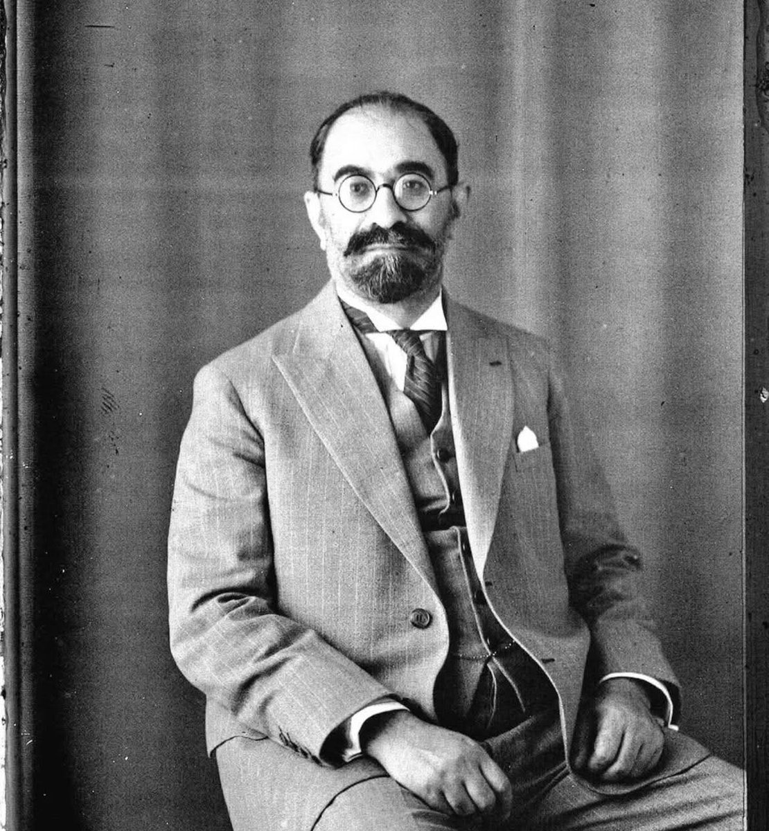 drfarhadpahlbod's tweet photo. بعد اشغال نظامی ایران در 1320
کشورهای اشغالگر قصد اعلان جمهوری در ایران داشتند
ولی به انان گفته شد 
ایران هزاران سال پادشاهی بوده 
ملت زیر بار جمهوری نمیروند 
دیر یا زود پادشاه و پادشاهی شان را باز می گردانند
نقش شادروان فروغی دراین بین بسیار مهم بوده است 
#اين_آخرين_نبرده_پهلوى_برميگرده