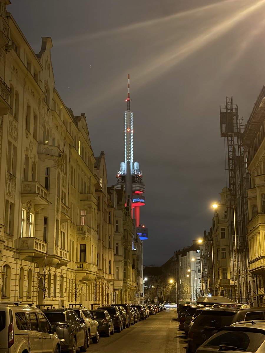 Nahrávám, natáčím, píšu, vysílám, jezdím na schůzky, nestíhám… 
A najednou jsem se zastavil a podíval nahoru. Pocítil výjimečnou chvilku klidu. Všude kolem… i uvnitř sebe sama