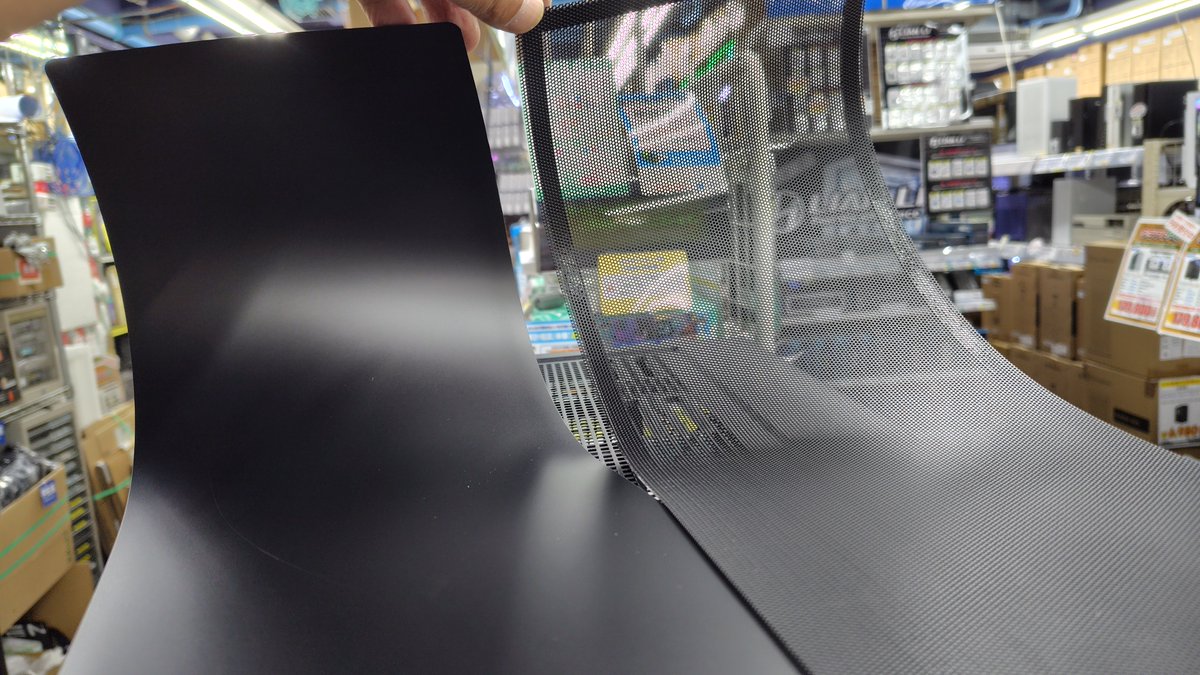【本店2F】
2月21日発売予定、PCケース先行展示中

#Antec P7C
予価 11,480円(税込)

PWMファンを4個搭載した静音タイプのケース
トップは静音向け遮音パネル、放熱向けメッシュフィルターが付属で選択可能
両側パネルには防音材を貼付
トップに360mmサイズまでのラジエータ搭載対応