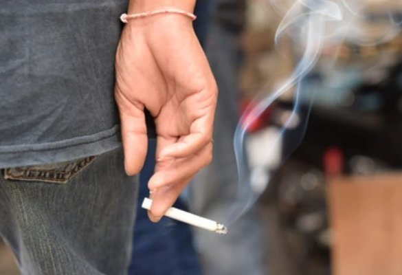 法律がないと守れませんか？目線の高さにタバコが来ると、身長が低い方、車椅子の方、ベビーカーの高さにタバコがきて非常に危険です。相手を失明、火傷をさせてしまう恐れがあり、怖い思いをしている人も何人も知っています。大事なことなのでもう一度言います。歩きタバコは絶対にやめてください！