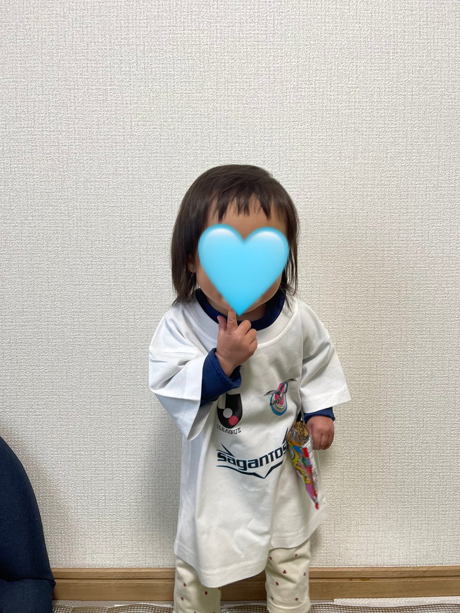yu_2129's tweet photo. 今日作ってきた🩵ポーズもバッチリ😂
結局いいデザイン思いつかず…大人用にデザインされたやつをそのままプリントしてもらって（もう少し上が良かった…）、大きめだけどいい感じ！ウィントスでもう1枚作れば良かったと後悔中🌀
今週着て行こうねー！！！ https://t.co/1k7HpdWr8z