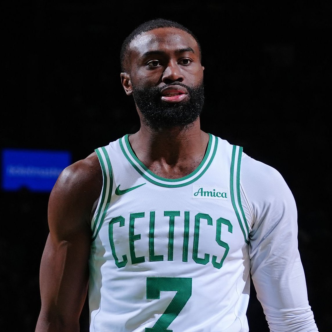 Nikola Jokic à propos de Jaylen Brown :

« Déjà, évidemment, il n’a plus son “partner in crime”, et malgré ça il montre qu’il peut mener l’équipe. Il joue à un très haut niveau, il score, et en plus c’est un excellent défenseur. Donc il impacte vraiment des deux côtés du terrain.