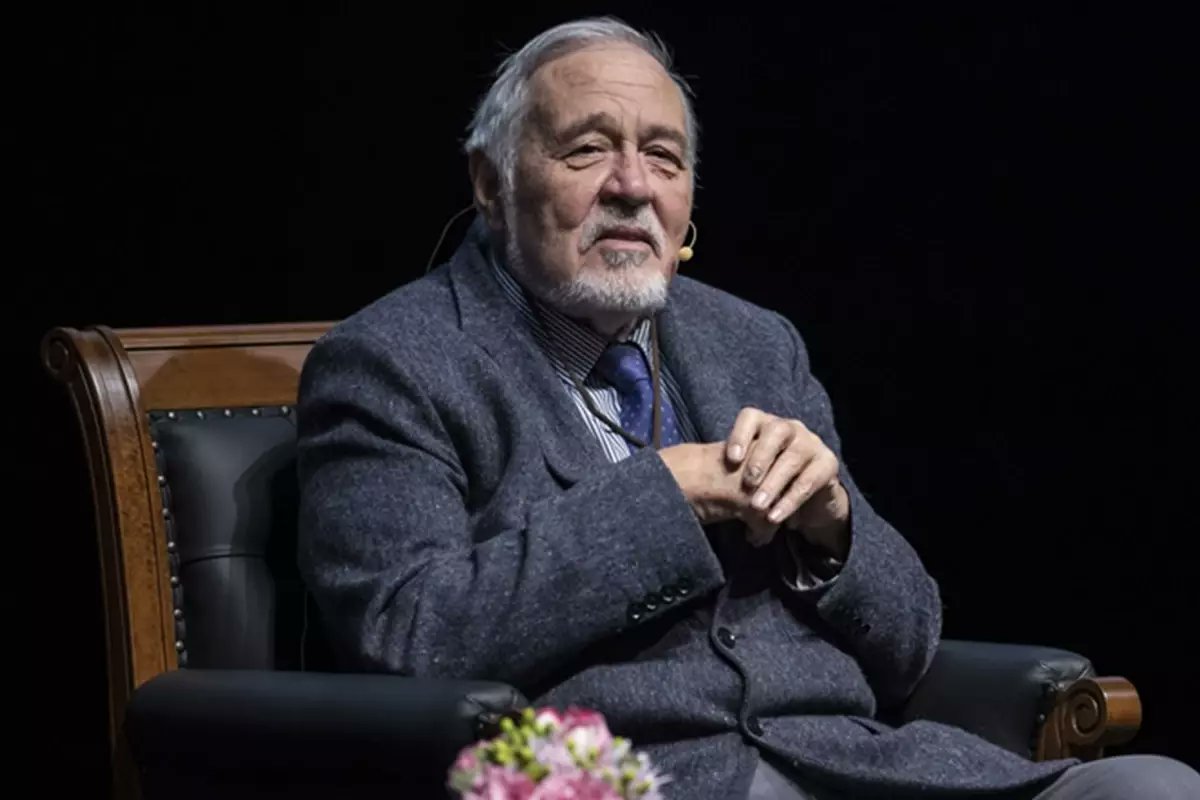 Kıymetli İlber Ortaylı hocamızı aradım. 
Kritik ameliyat sonrası sağlığı gayet yerinde. Hasta yatağında Dünya ve Türkiye politikası ile ilgili önerilerde bulundu. Kürşad Zorlu beye Türk dünyasıyla ilgili çok işler düştüğünü, kendisini ararsa paylaşacağı konular olduğunu" söyledi.