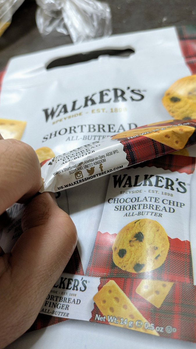 お前…ツイッタの鳥じゃないか… イギリスのお菓子に隠れて…大変だったんだな…