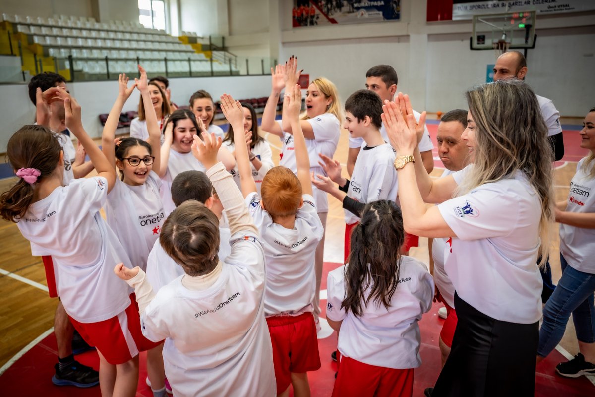 AnadoluEfesSK's tweet image. 🏀 2025–2026 sezonu #OneTeam yolculuğumuz Antalya’da başladı.

🎥 Anadolu Efes Spor Kulübü, Corendon Turizm Grubu, ZİÇEV ve Muratpaşa Belediyesi iş birliğiyle; 9 Şubat’ta başlayan ve 8 hafta sürecek #OneTeam programımızda, 12–25 yaş aralığındaki özel sporcu gençlerimizle öğrenme