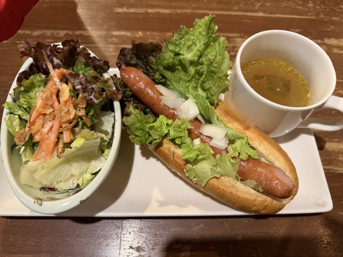仕事が終わってただいま確定申告作業中。昨日銀行に通帳記帳行った帰りに初めて寄った喫茶店がレトロでエモかった😊オシャカフェ飯した✨今日は豊臣兄弟の録画見て感動してりくりゅうペア見て感動して嬉しい気持ちが忙しいー(´∀｀*)💓