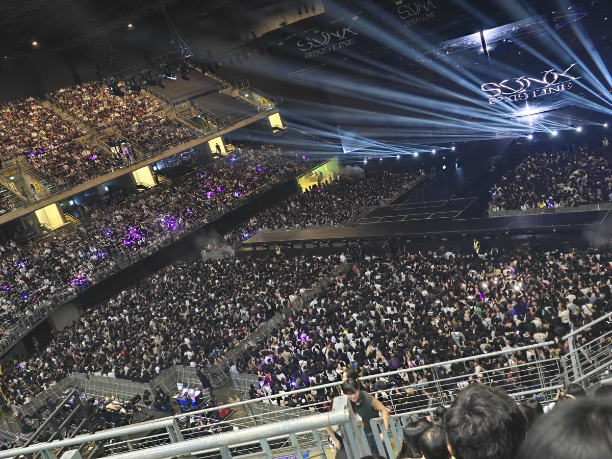 จริงแล้วไม่ยอมโซลเอาท์จะขี่คอกันดูแล้ว
อันนี้อีกมุมนึง คอนยังไม่เริ่มละยังเดินเข้าเรื่อยๆด้วย เฮ็งซวยสุด จะเอาราชมังก็ไม่ให้