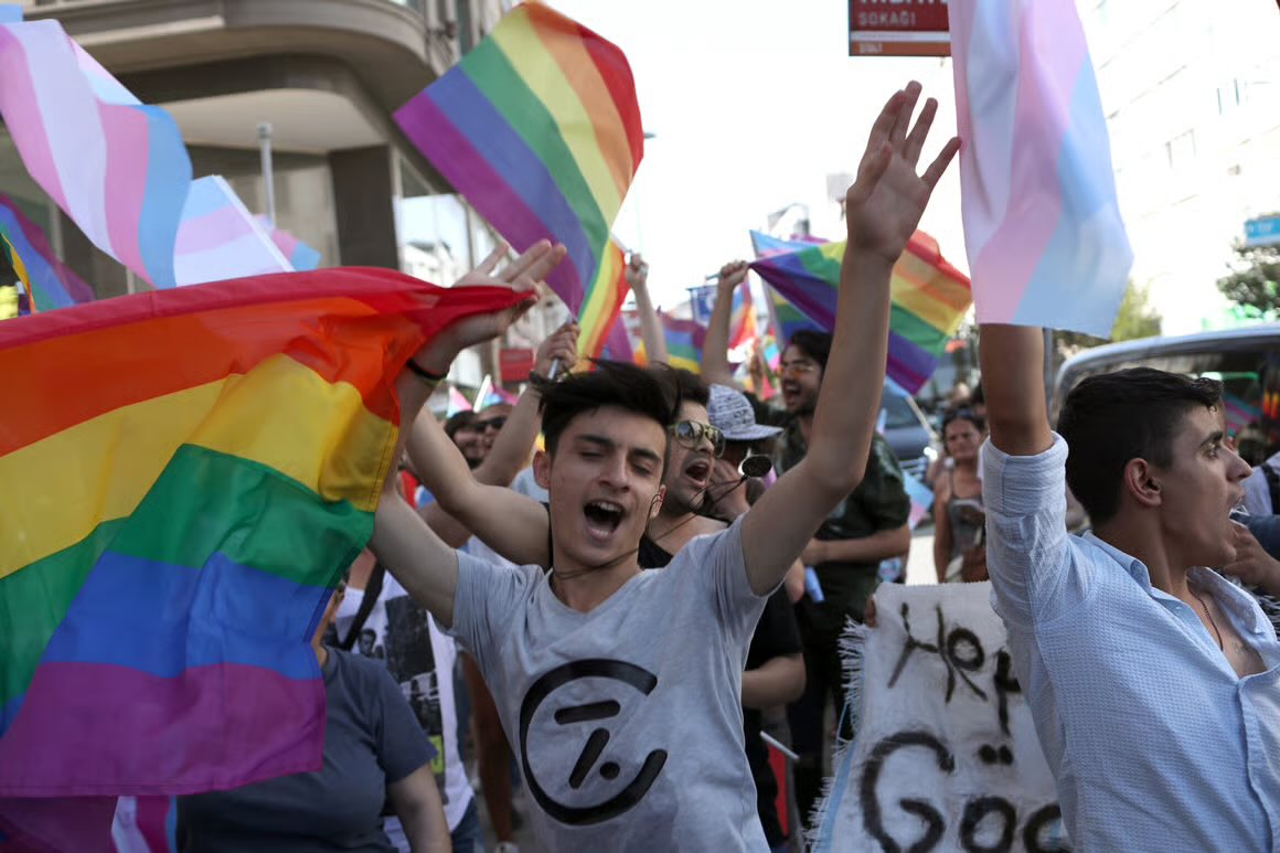#SONDAKİKA | Türkiye’de LGBT yasağı!

Türkiye’de LGBT propagandası yapanlara 3 yıla kadar hapis cezası verilebilecek.

Ayrıca 25 yaşından küçük kişilere cinsiyet değiştirme ameliyatı yapılmayacak. Yapan hastaneler mühürlenecek, sorumlular 7 yıla kadar hapis cezası alacak.